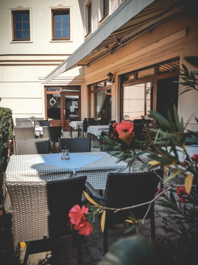 Restaurant Pansion Wien Cierny Brod Luaran gambar