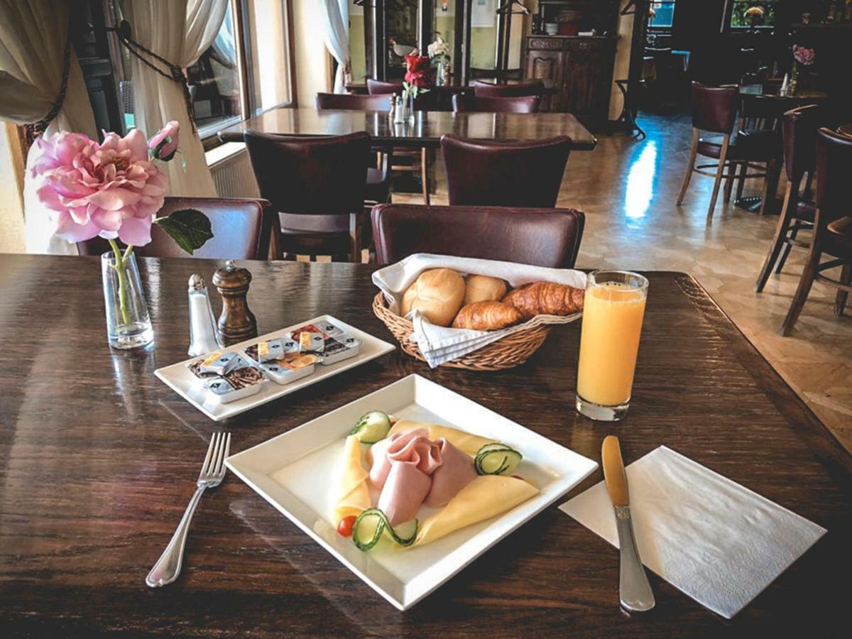 Restaurant Pansion Wien Cierny Brod Luaran gambar
