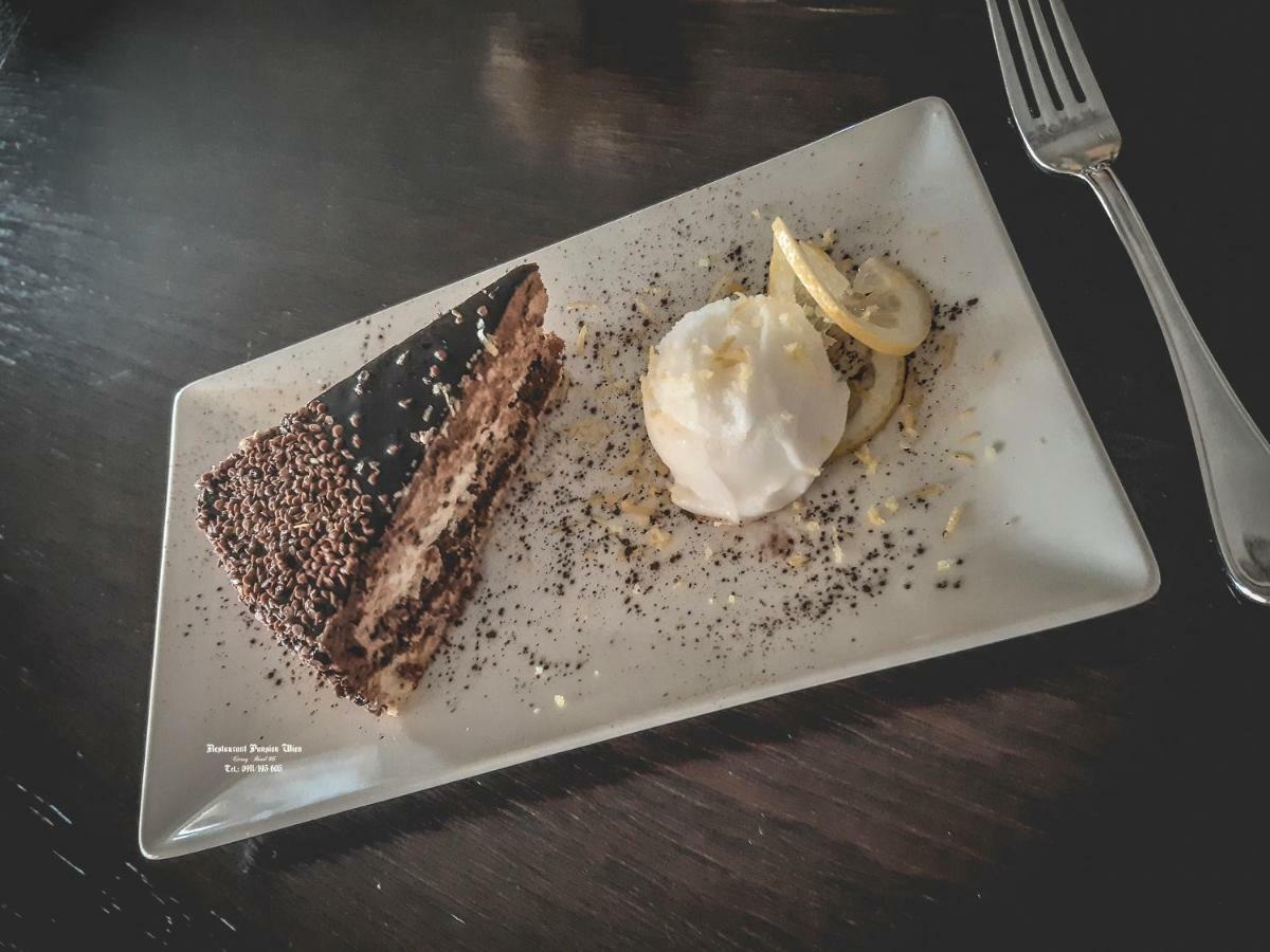 Restaurant Pansion Wien Cierny Brod Luaran gambar